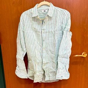 Men’s Uniqlo shirt